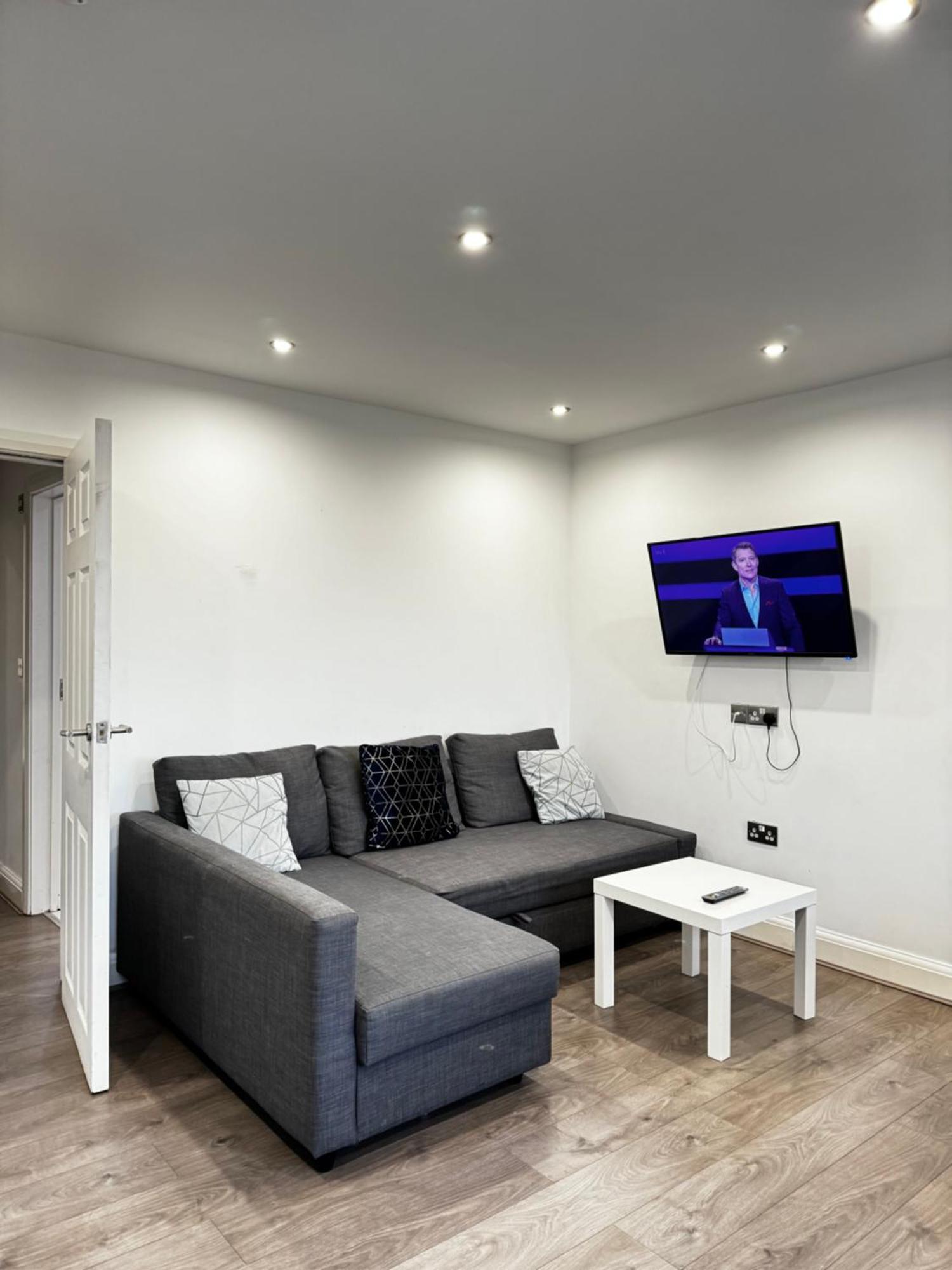 Hatton Apartments Heathrow Airport- Free Parking-Free Underground To And From Heathrow Airport Hatton Cross See Picture-See London Fast Hatton Cross To Central London 30Min Exterior photo