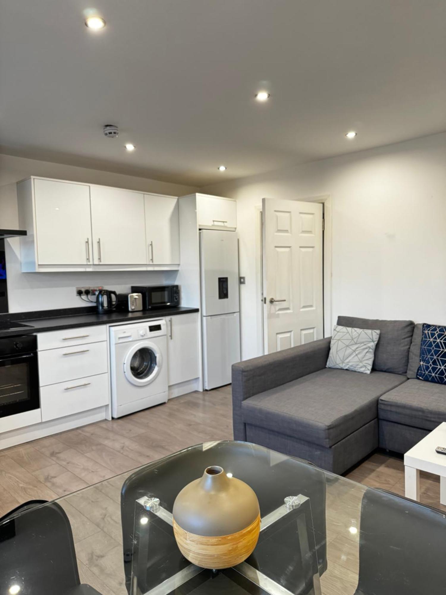 Hatton Apartments Heathrow Airport- Free Parking-Free Underground To And From Heathrow Airport Hatton Cross See Picture-See London Fast Hatton Cross To Central London 30Min Exterior photo