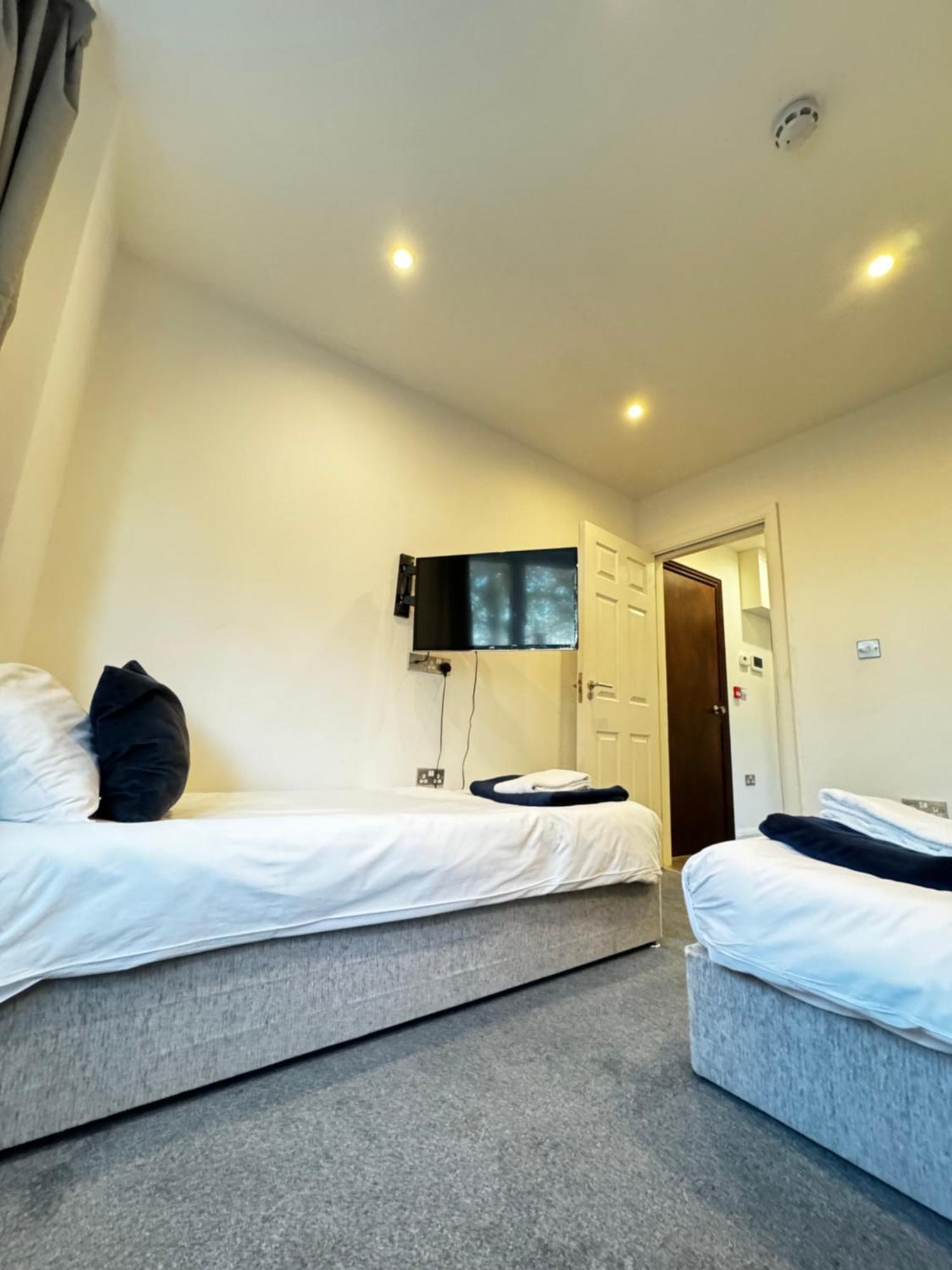 Hatton Apartments Heathrow Airport- Free Parking-Free Underground To And From Heathrow Airport Hatton Cross See Picture-See London Fast Hatton Cross To Central London 30Min Exterior photo