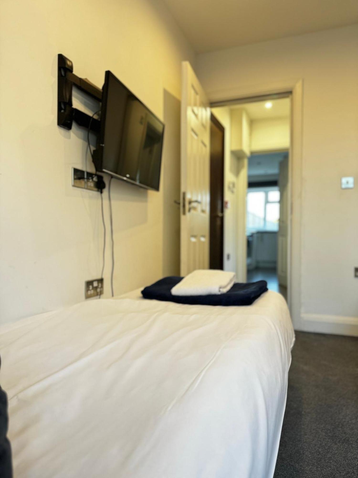 Hatton Apartments Heathrow Airport- Free Parking-Free Underground To And From Heathrow Airport Hatton Cross See Picture-See London Fast Hatton Cross To Central London 30Min Exterior photo