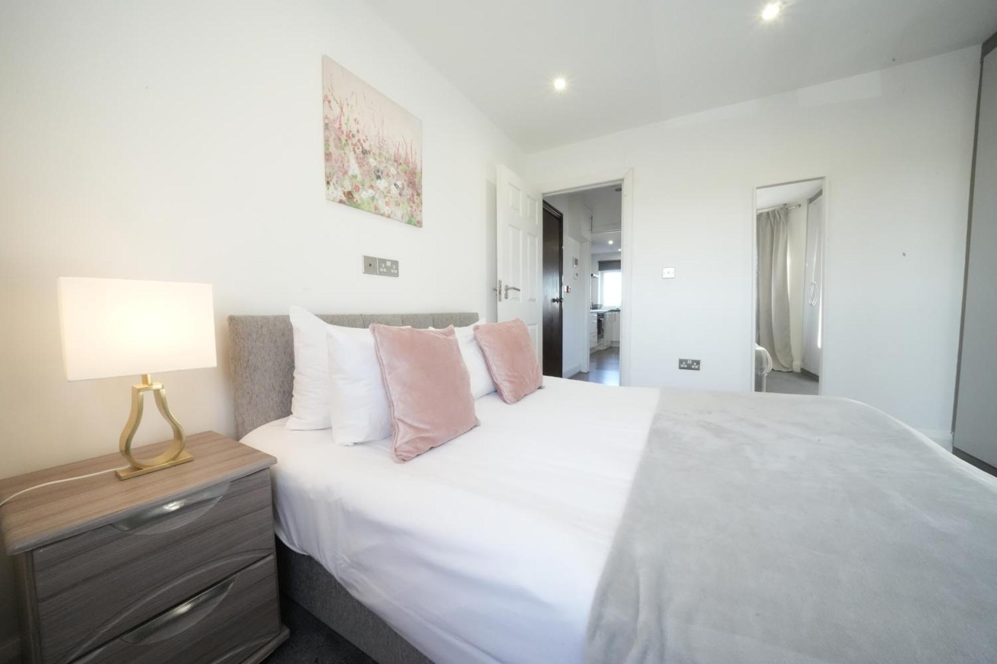 Hatton Apartments Heathrow Airport- Free Parking-Free Underground To And From Heathrow Airport Hatton Cross See Picture-See London Fast Hatton Cross To Central London 30Min Exterior photo