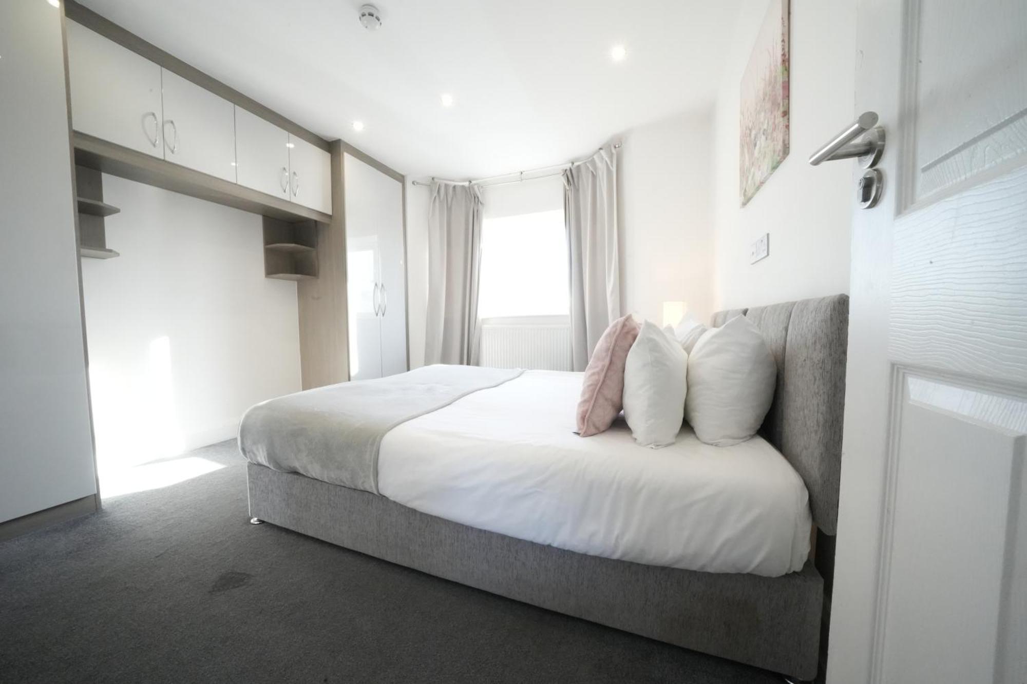 Hatton Apartments Heathrow Airport- Free Parking-Free Underground To And From Heathrow Airport Hatton Cross See Picture-See London Fast Hatton Cross To Central London 30Min Exterior photo