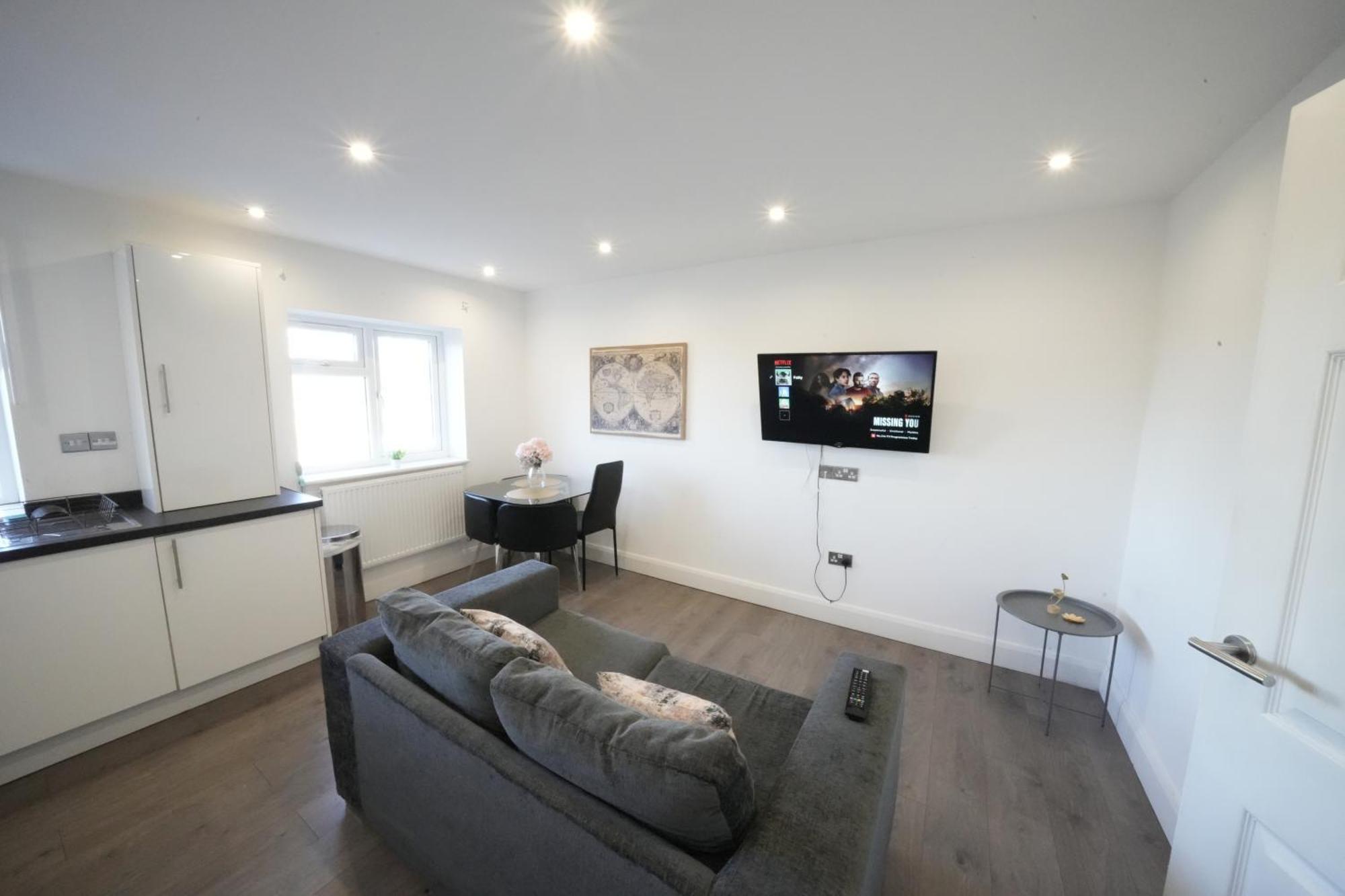 Hatton Apartments Heathrow Airport- Free Parking-Free Underground To And From Heathrow Airport Hatton Cross See Picture-See London Fast Hatton Cross To Central London 30Min Exterior photo