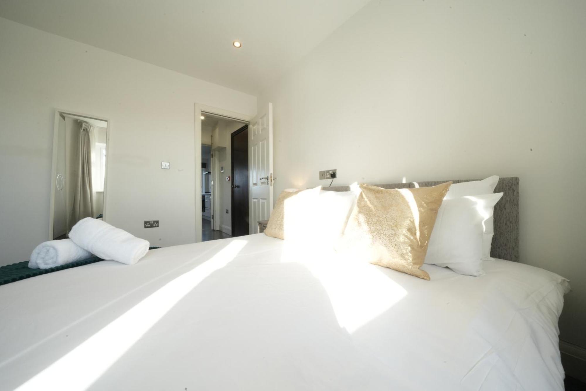 Hatton Apartments Heathrow Airport- Free Parking-Free Underground To And From Heathrow Airport Hatton Cross See Picture-See London Fast Hatton Cross To Central London 30Min Exterior photo
