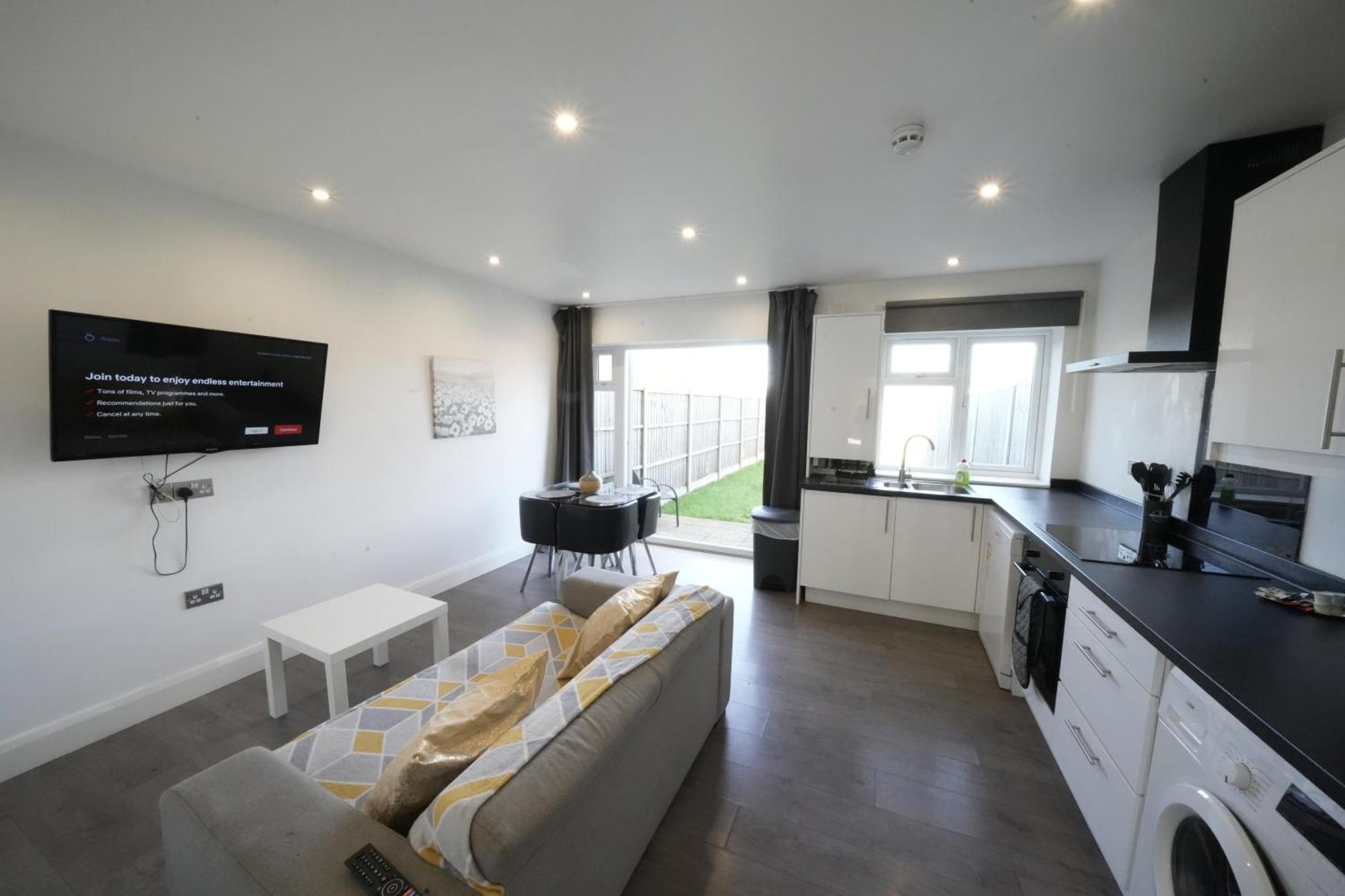 Hatton Apartments Heathrow Airport- Free Parking-Free Underground To And From Heathrow Airport Hatton Cross See Picture-See London Fast Hatton Cross To Central London 30Min Exterior photo