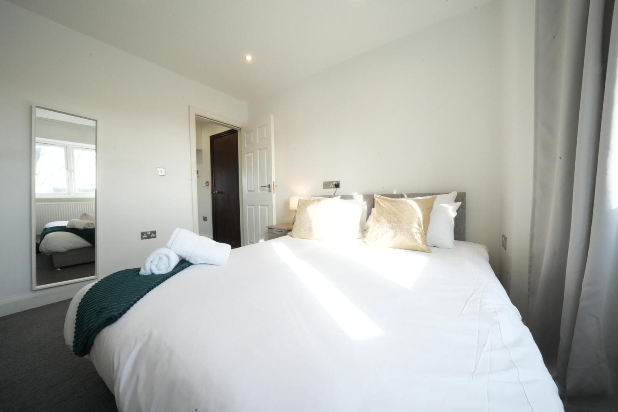 Hatton Apartments Heathrow Airport- Free Parking-Free Underground To And From Heathrow Airport Hatton Cross See Picture-See London Fast Hatton Cross To Central London 30Min Exterior photo