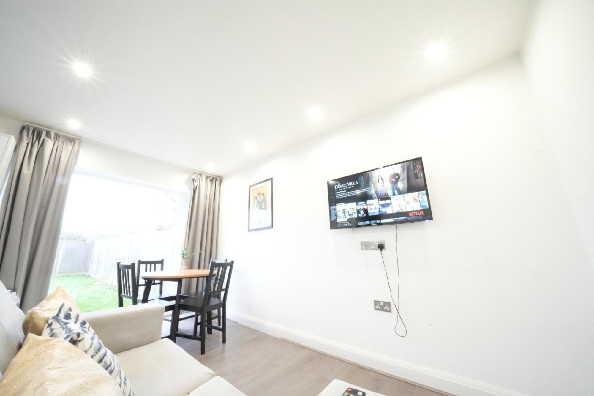 Hatton Apartments Heathrow Airport- Free Parking-Free Underground To And From Heathrow Airport Hatton Cross See Picture-See London Fast Hatton Cross To Central London 30Min Exterior photo