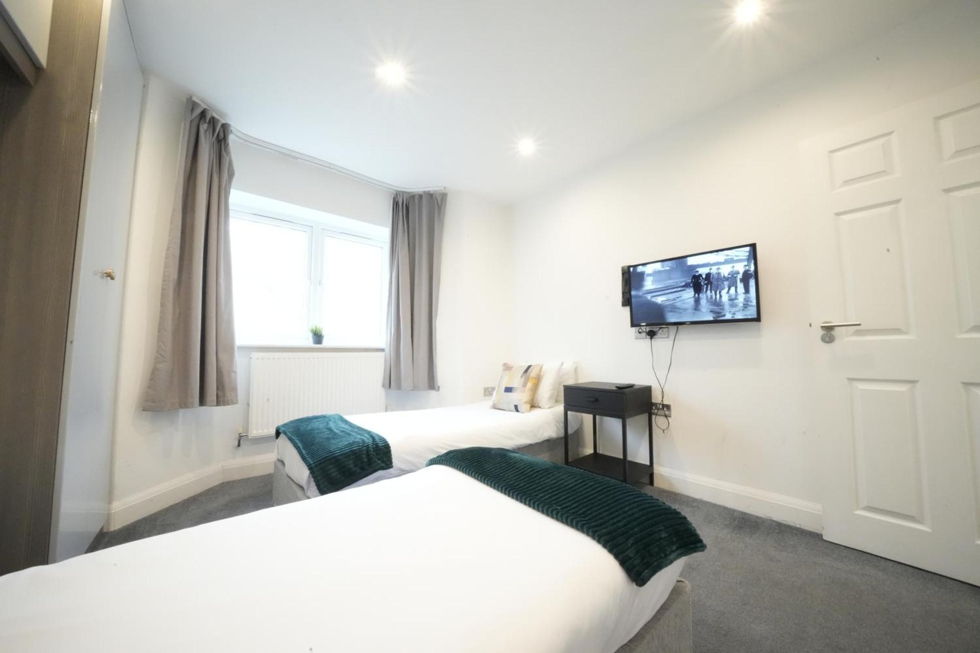 Hatton Apartments Heathrow Airport- Free Parking-Free Underground To And From Heathrow Airport Hatton Cross See Picture-See London Fast Hatton Cross To Central London 30Min Exterior photo