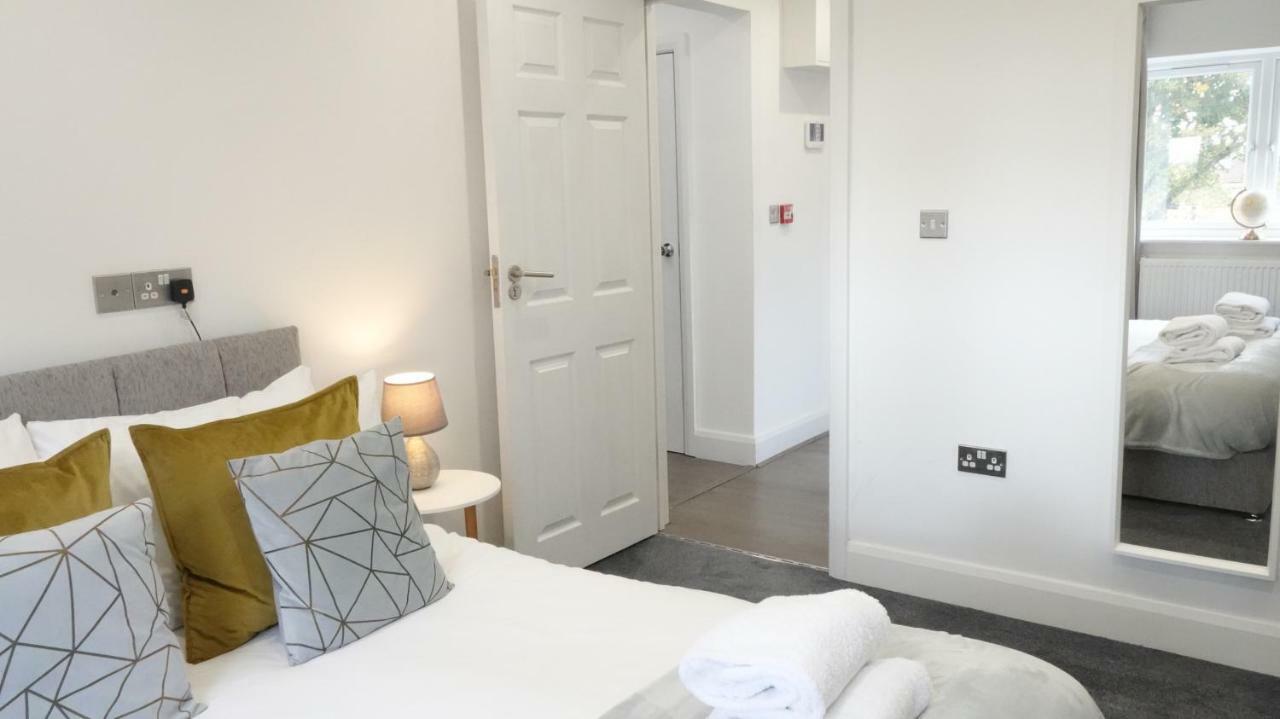 Hatton Apartments Heathrow Airport- Free Parking-Free Underground To And From Heathrow Airport Hatton Cross See Picture-See London Fast Hatton Cross To Central London 30Min Exterior photo