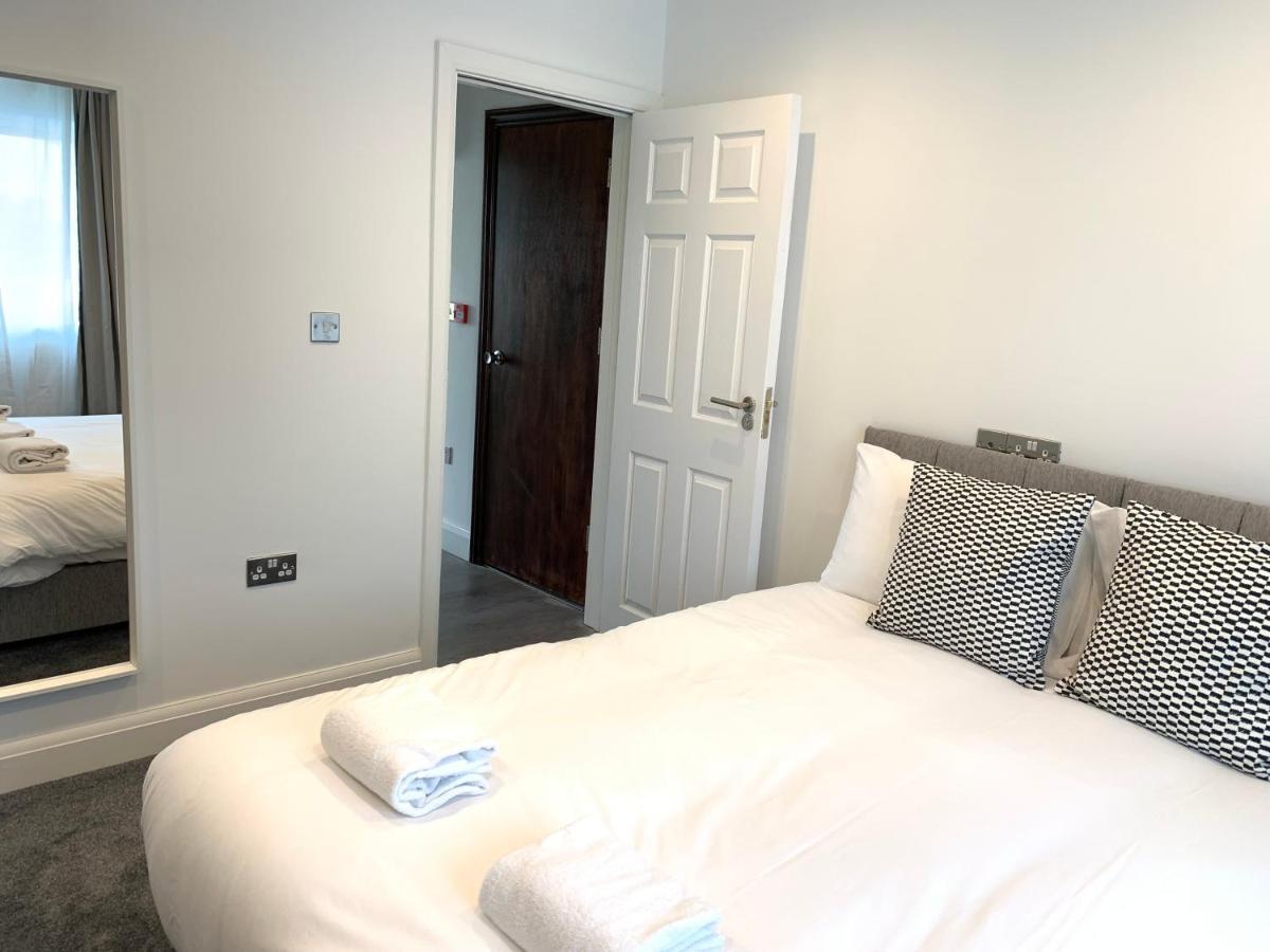 Hatton Apartments Heathrow Airport- Free Parking-Free Underground To And From Heathrow Airport Hatton Cross See Picture-See London Fast Hatton Cross To Central London 30Min Exterior photo