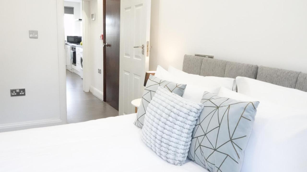 Hatton Apartments Heathrow Airport- Free Parking-Free Underground To And From Heathrow Airport Hatton Cross See Picture-See London Fast Hatton Cross To Central London 30Min Exterior photo